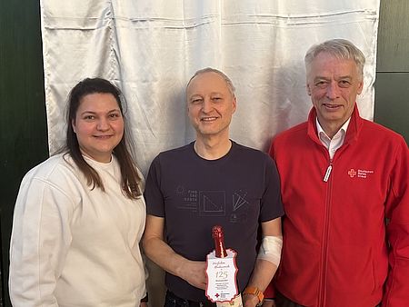 125 Spenden Von links nach rechts: DRK-Bereitschaftsleiterin Daniela Barth, Hartmut Morgenroth, DRK-Vorsitzender Klaus Süllow